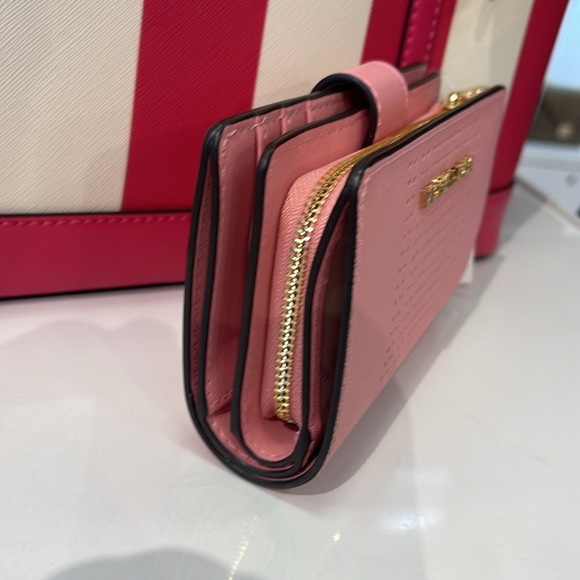 MICHAEL KORS
Medium Jet Set Travel Crossgrain Leather Bifold Zip Wallet
Carnatio - Picture 3 of 16